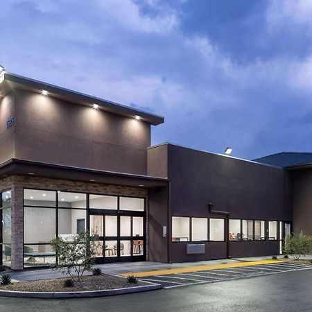 Отель Ramada By Wyndham Modesto Yosemite Area Экстерьер фото