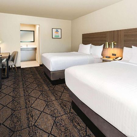 Отель Ramada By Wyndham Modesto Yosemite Area Экстерьер фото
