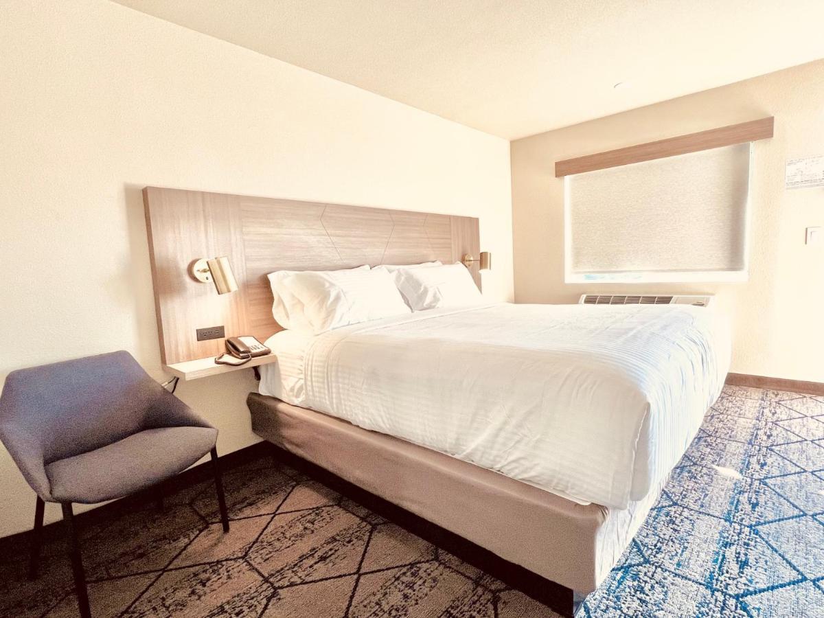 Отель Ramada By Wyndham Modesto Yosemite Area Экстерьер фото