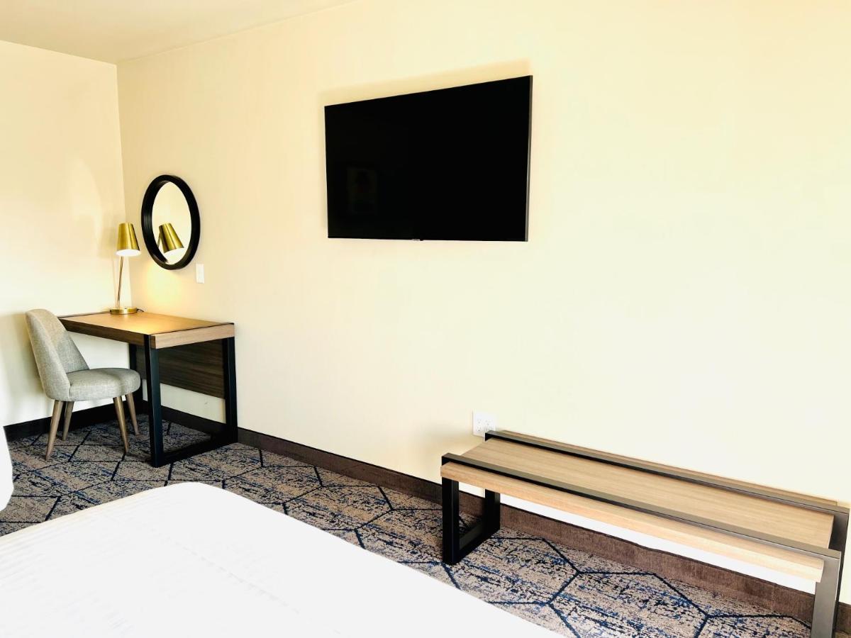Отель Ramada By Wyndham Modesto Yosemite Area Экстерьер фото