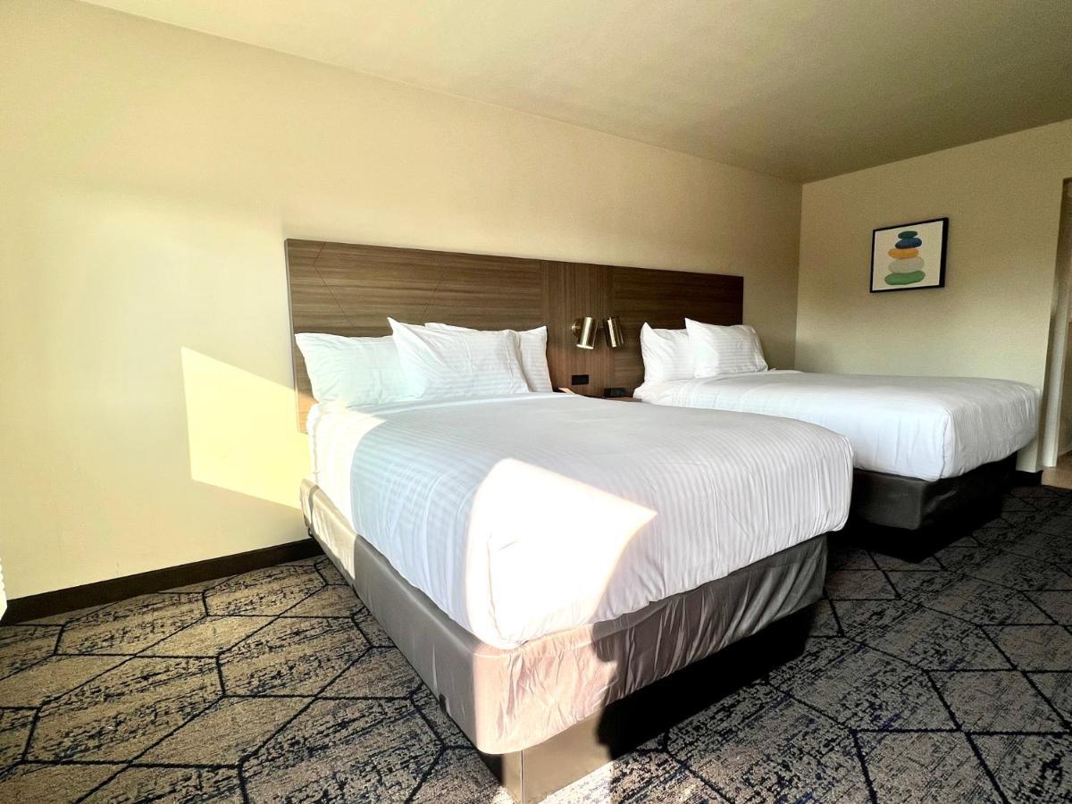 Отель Ramada By Wyndham Modesto Yosemite Area Экстерьер фото