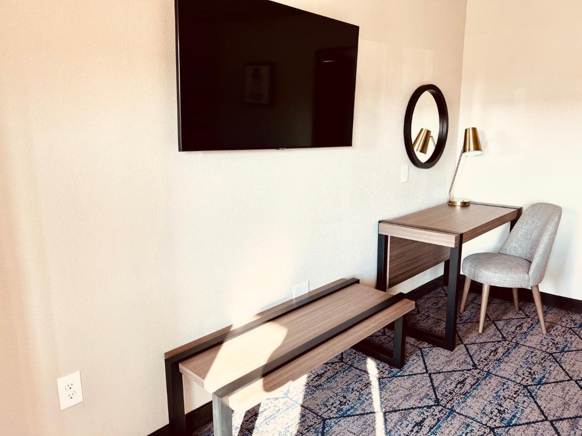 Отель Ramada By Wyndham Modesto Yosemite Area Экстерьер фото