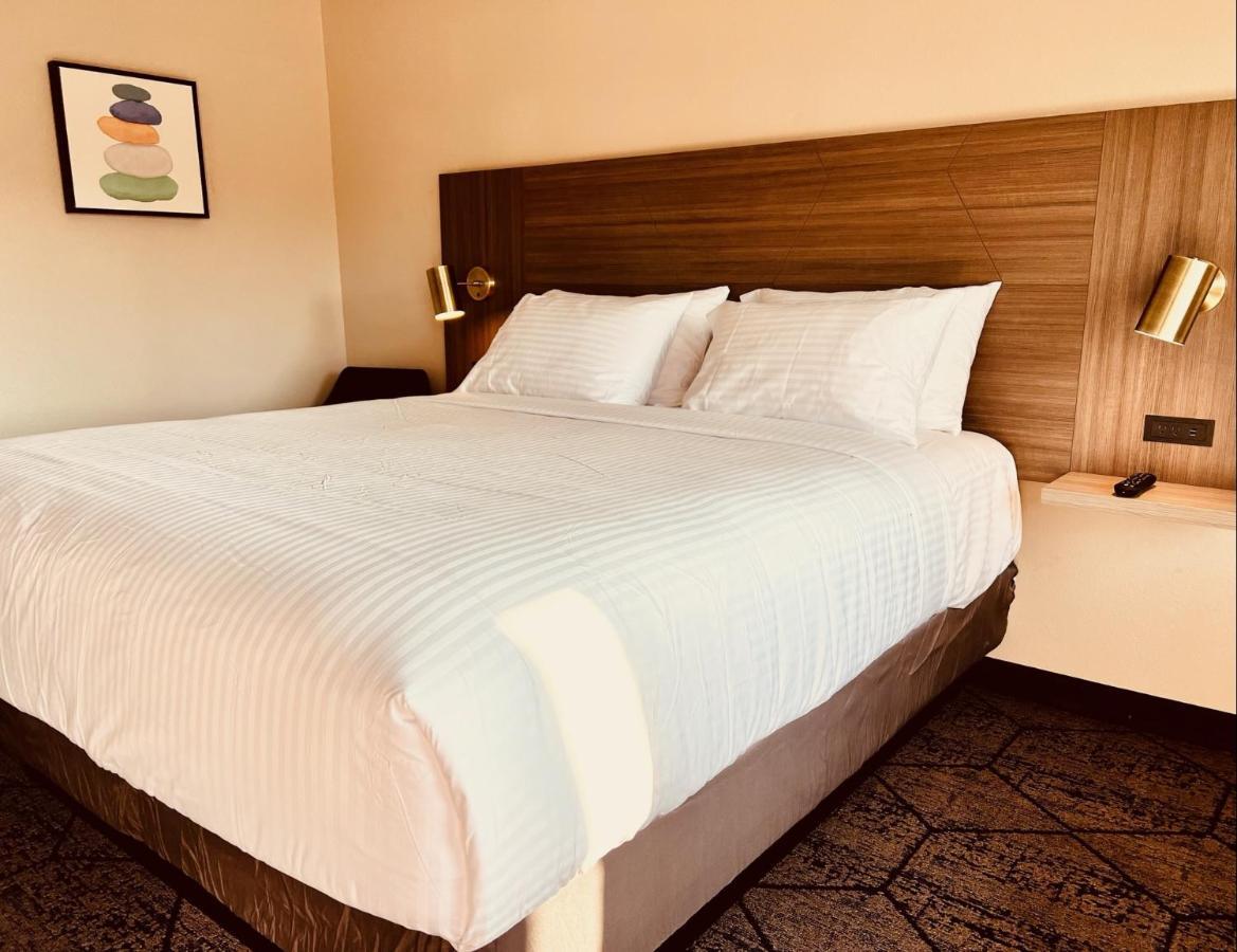 Отель Ramada By Wyndham Modesto Yosemite Area Экстерьер фото