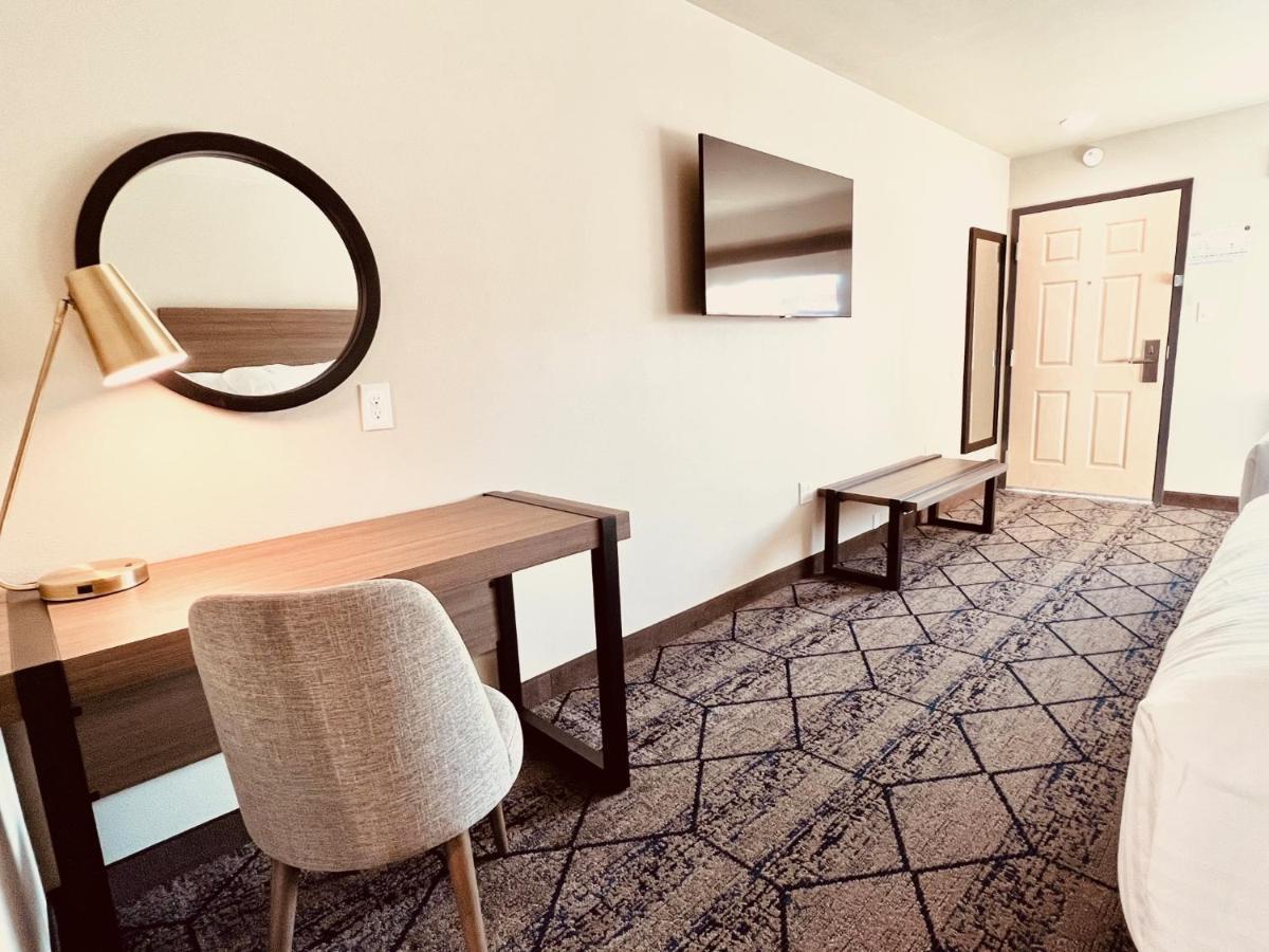 Отель Ramada By Wyndham Modesto Yosemite Area Экстерьер фото