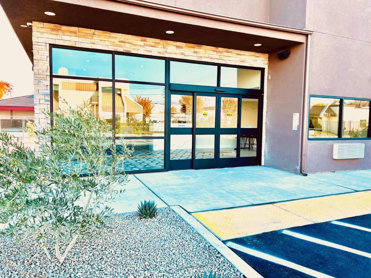 Отель Ramada By Wyndham Modesto Yosemite Area Экстерьер фото