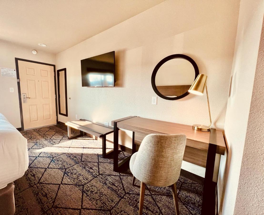 Отель Ramada By Wyndham Modesto Yosemite Area Экстерьер фото