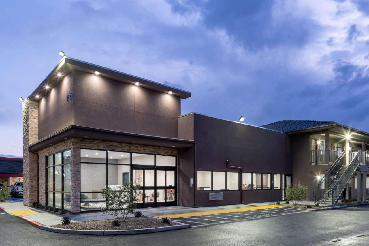 Отель Ramada By Wyndham Modesto Yosemite Area Экстерьер фото