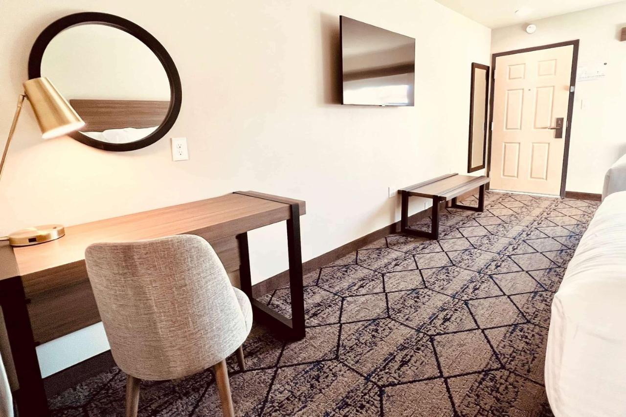 Отель Ramada By Wyndham Modesto Yosemite Area Экстерьер фото