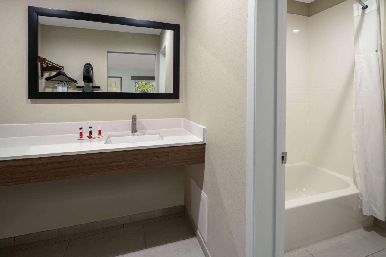 Отель Ramada By Wyndham Modesto Yosemite Area Экстерьер фото
