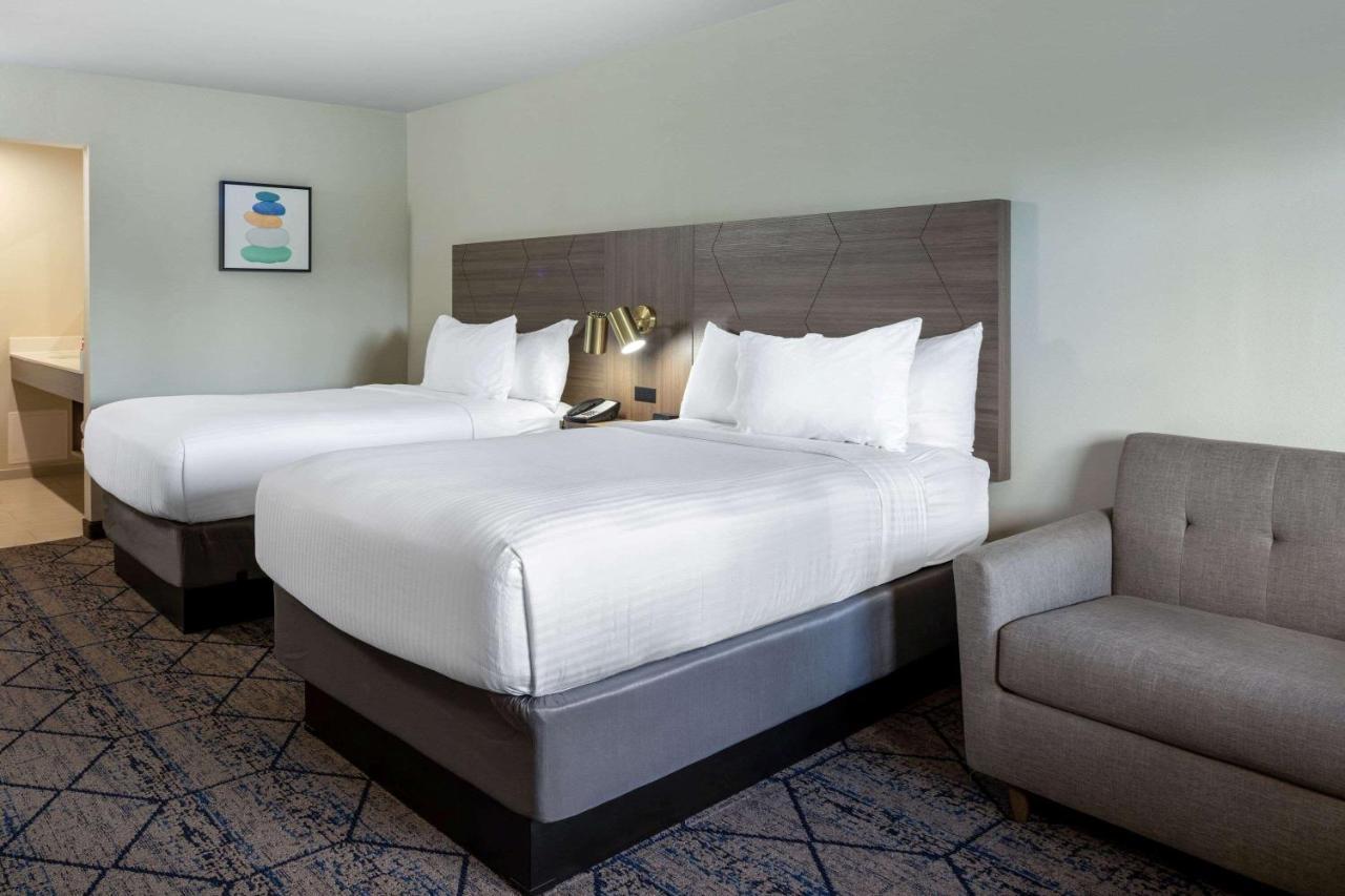 Отель Ramada By Wyndham Modesto Yosemite Area Экстерьер фото