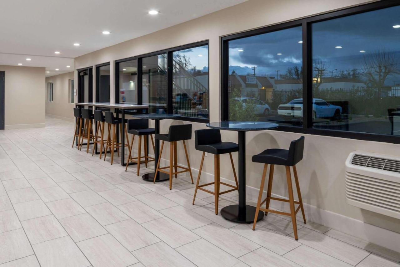 Отель Ramada By Wyndham Modesto Yosemite Area Экстерьер фото