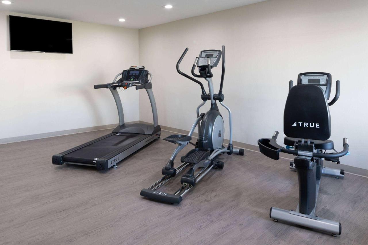 Отель Ramada By Wyndham Modesto Yosemite Area Экстерьер фото