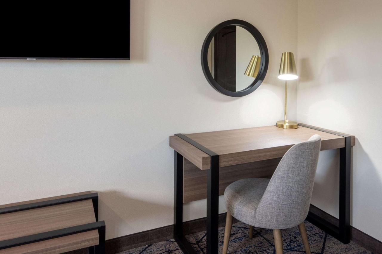 Отель Ramada By Wyndham Modesto Yosemite Area Экстерьер фото