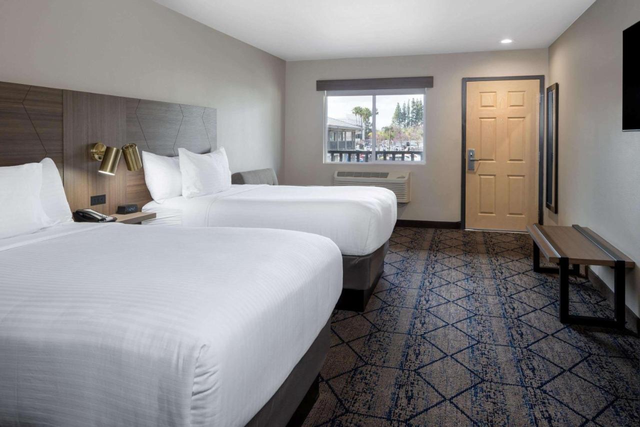 Отель Ramada By Wyndham Modesto Yosemite Area Экстерьер фото