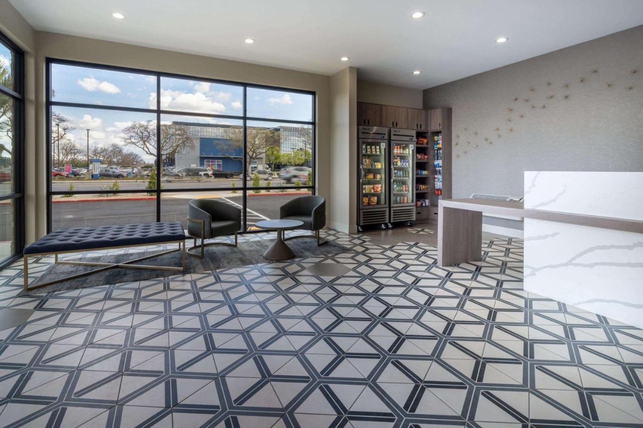 Отель Ramada By Wyndham Modesto Yosemite Area Экстерьер фото