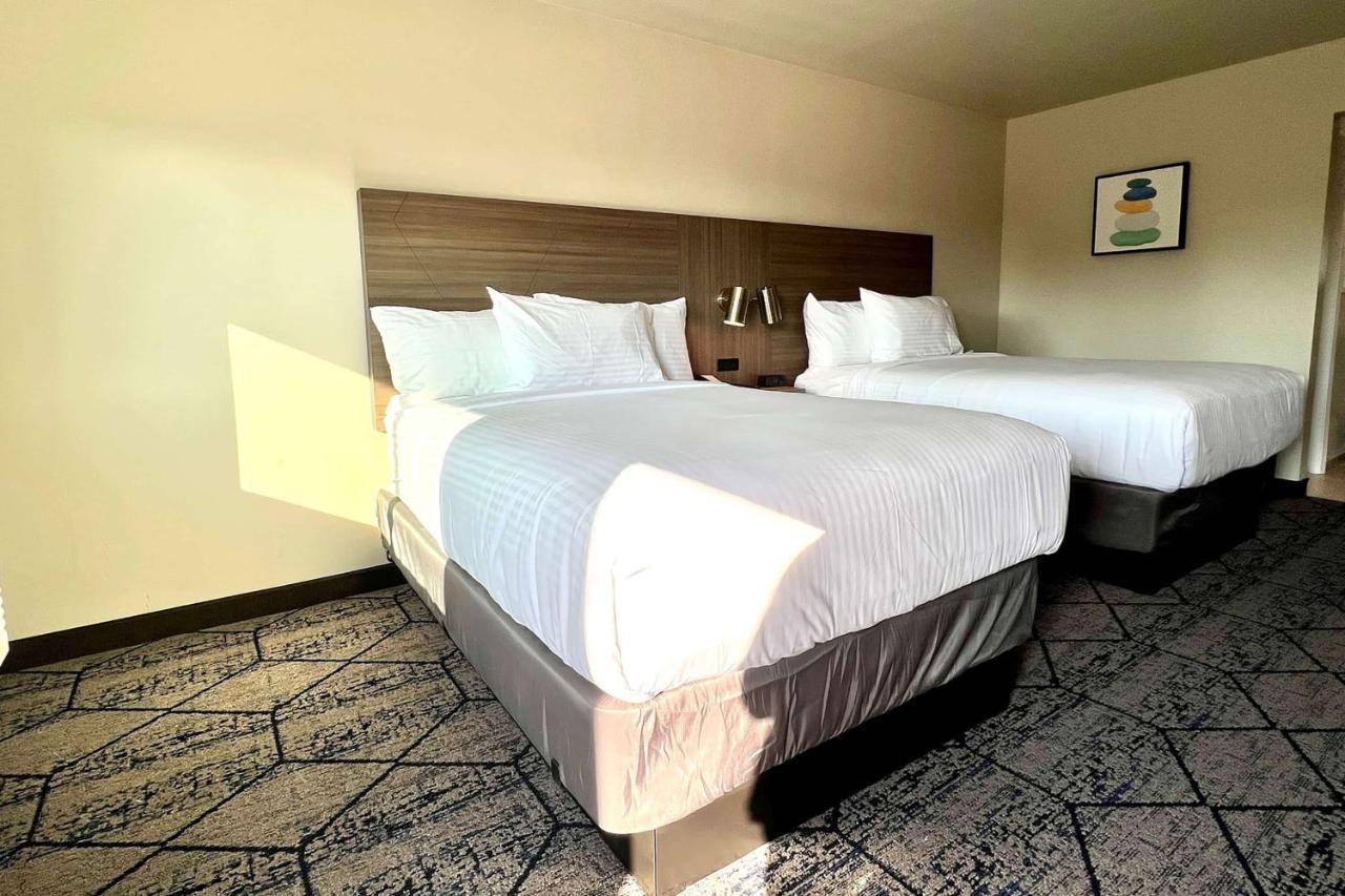 Отель Ramada By Wyndham Modesto Yosemite Area Экстерьер фото