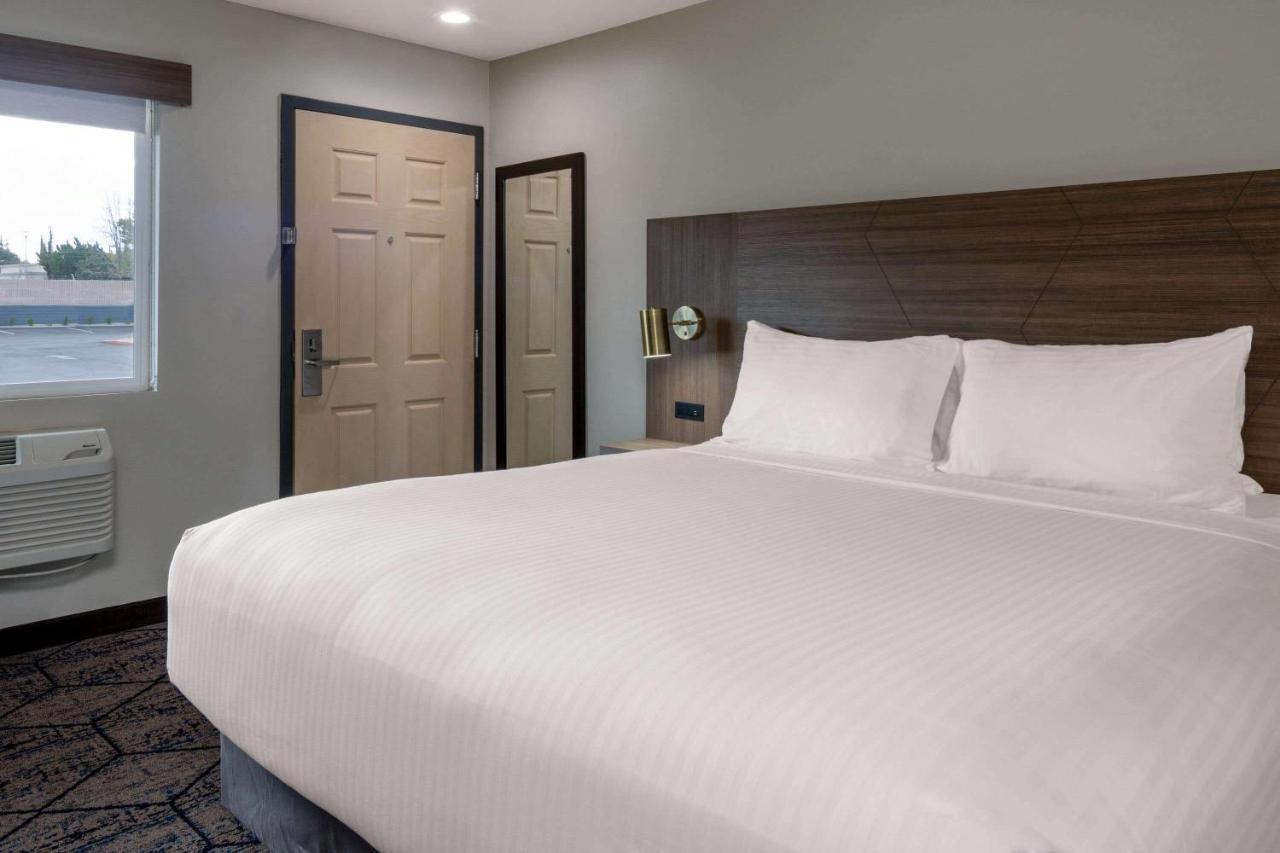 Отель Ramada By Wyndham Modesto Yosemite Area Экстерьер фото