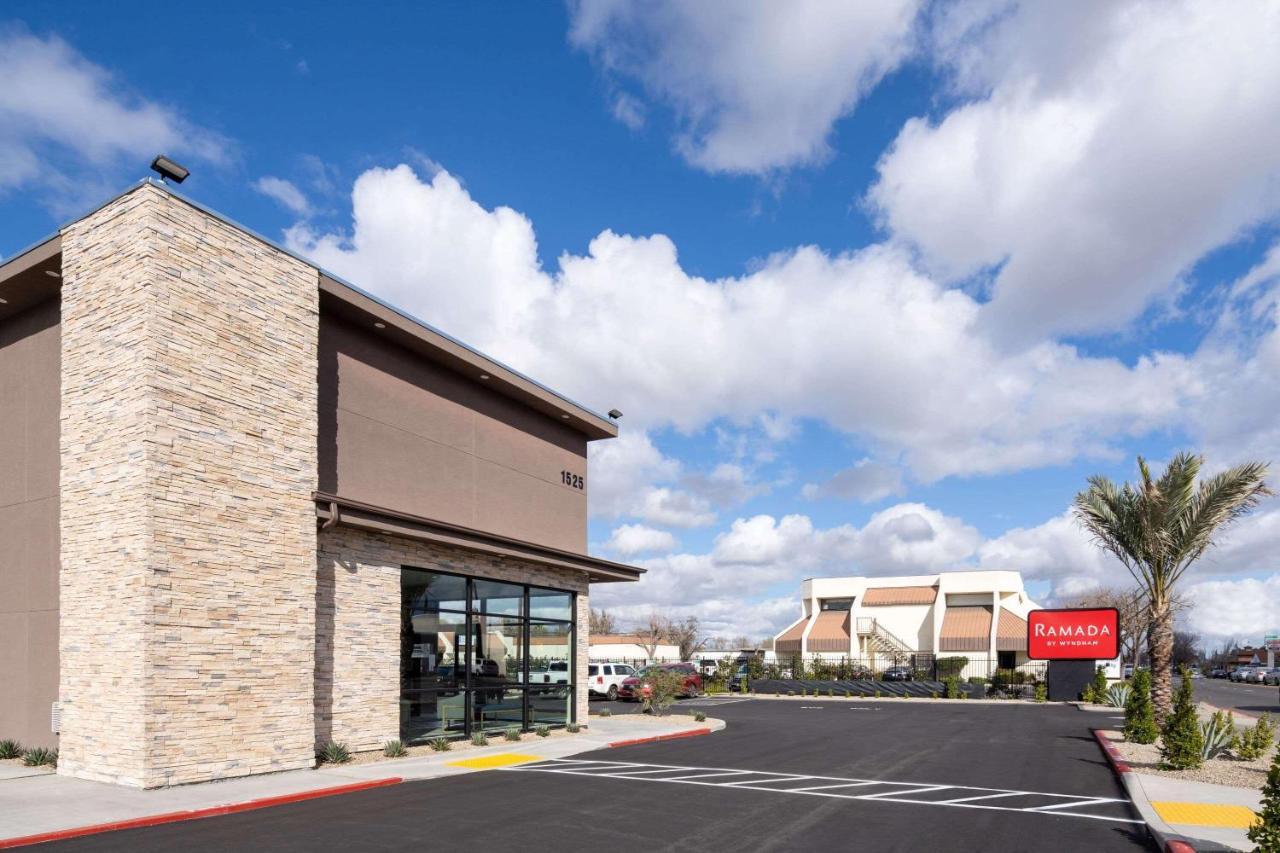 Отель Ramada By Wyndham Modesto Yosemite Area Экстерьер фото