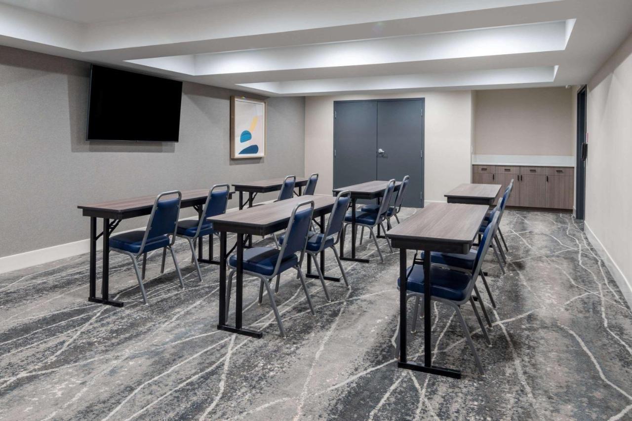 Отель Ramada By Wyndham Modesto Yosemite Area Экстерьер фото