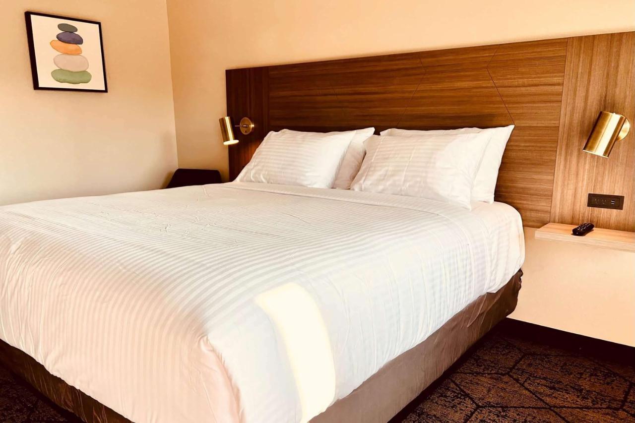 Отель Ramada By Wyndham Modesto Yosemite Area Экстерьер фото