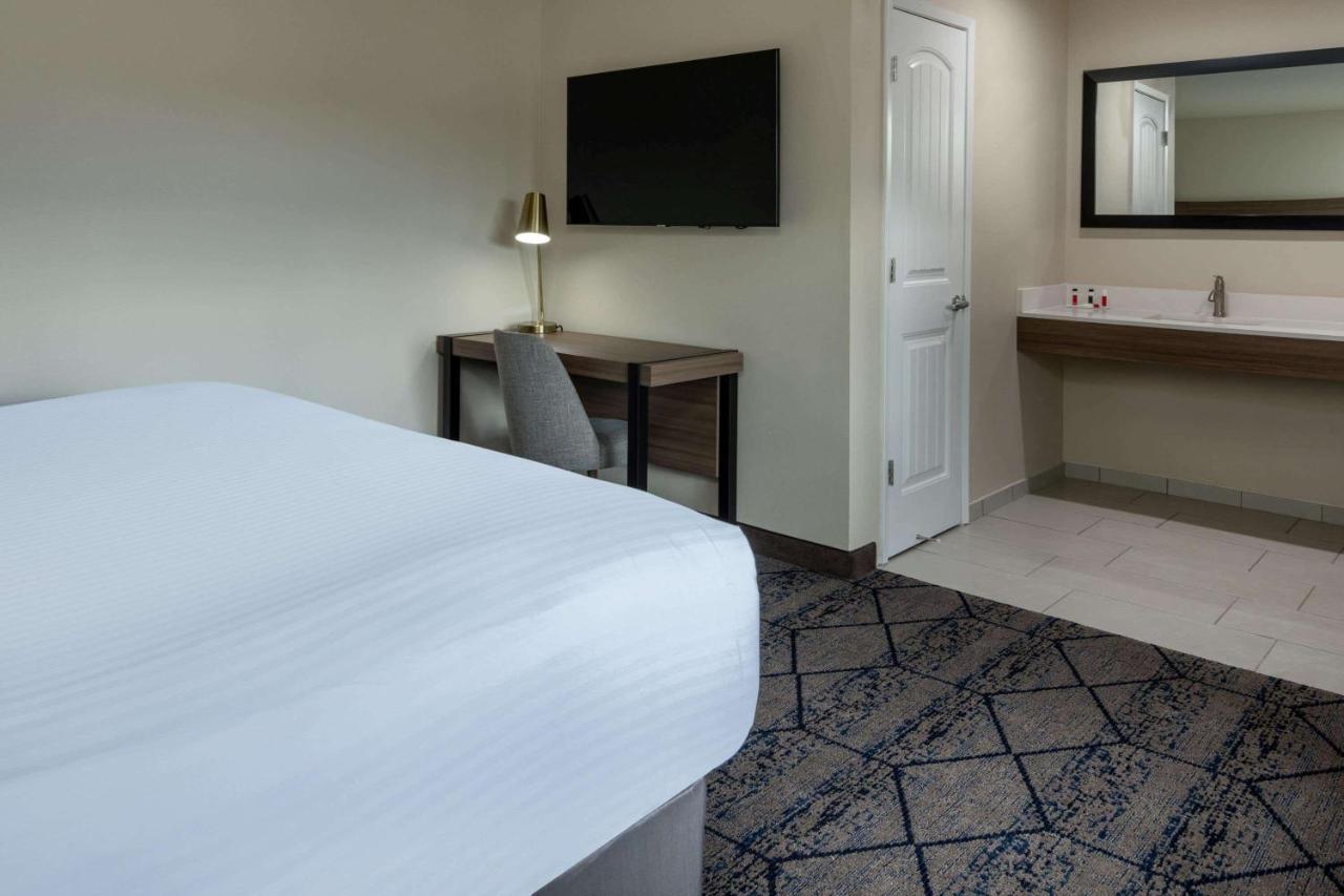 Отель Ramada By Wyndham Modesto Yosemite Area Экстерьер фото