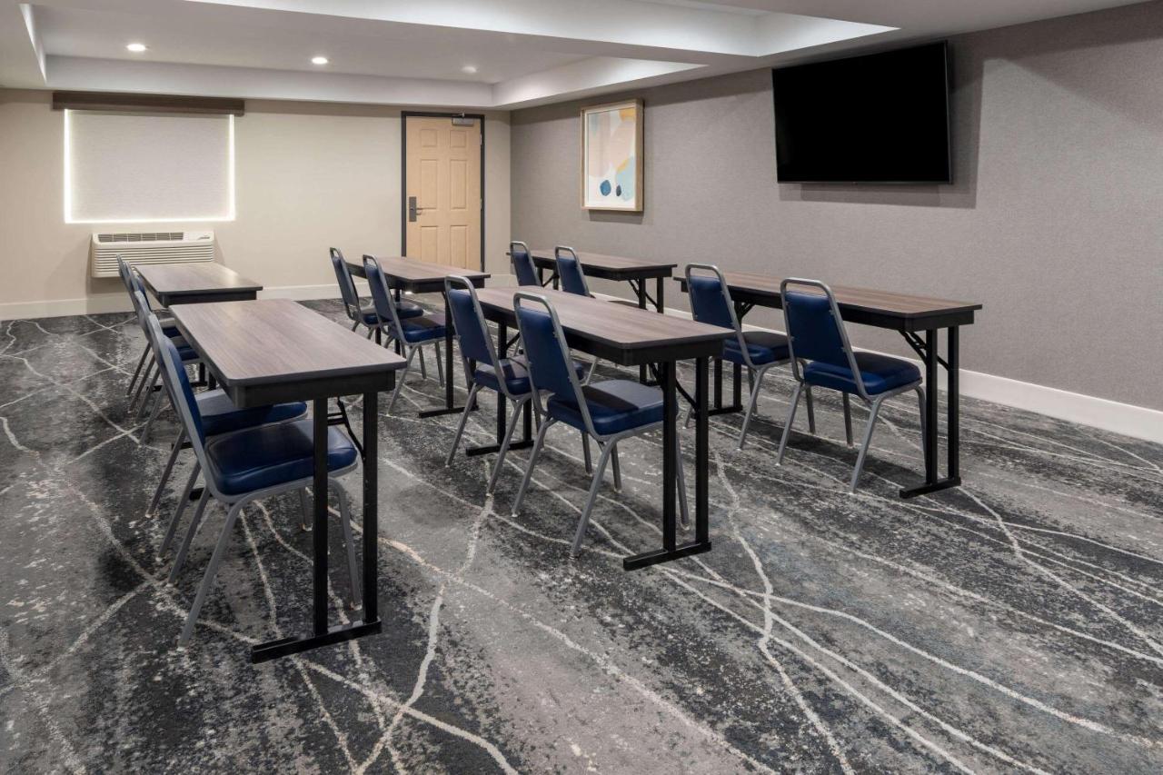 Отель Ramada By Wyndham Modesto Yosemite Area Экстерьер фото