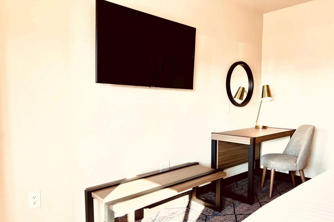Отель Ramada By Wyndham Modesto Yosemite Area Экстерьер фото