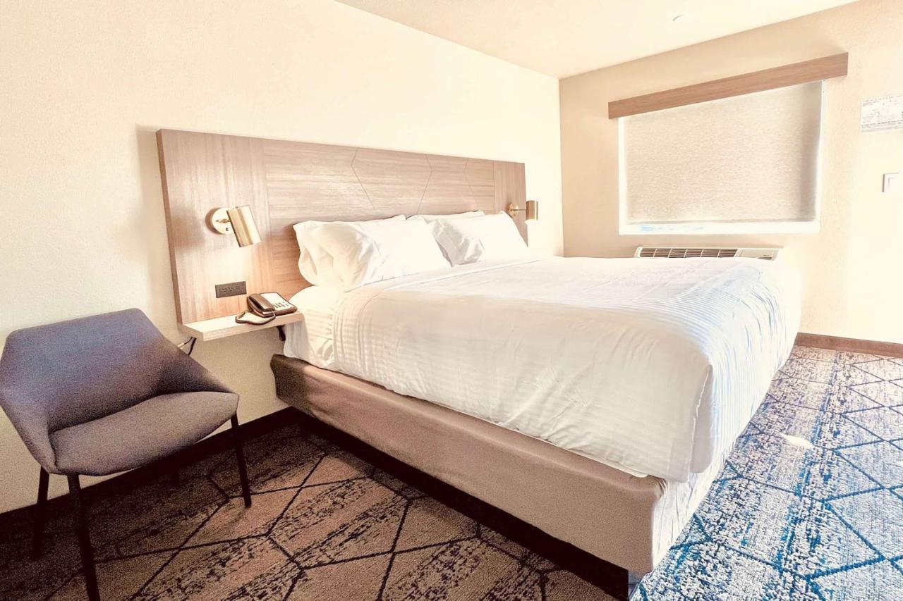 Отель Ramada By Wyndham Modesto Yosemite Area Экстерьер фото