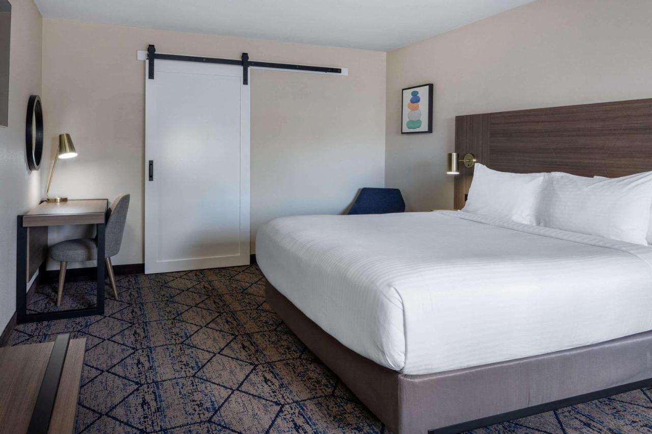 Отель Ramada By Wyndham Modesto Yosemite Area Экстерьер фото