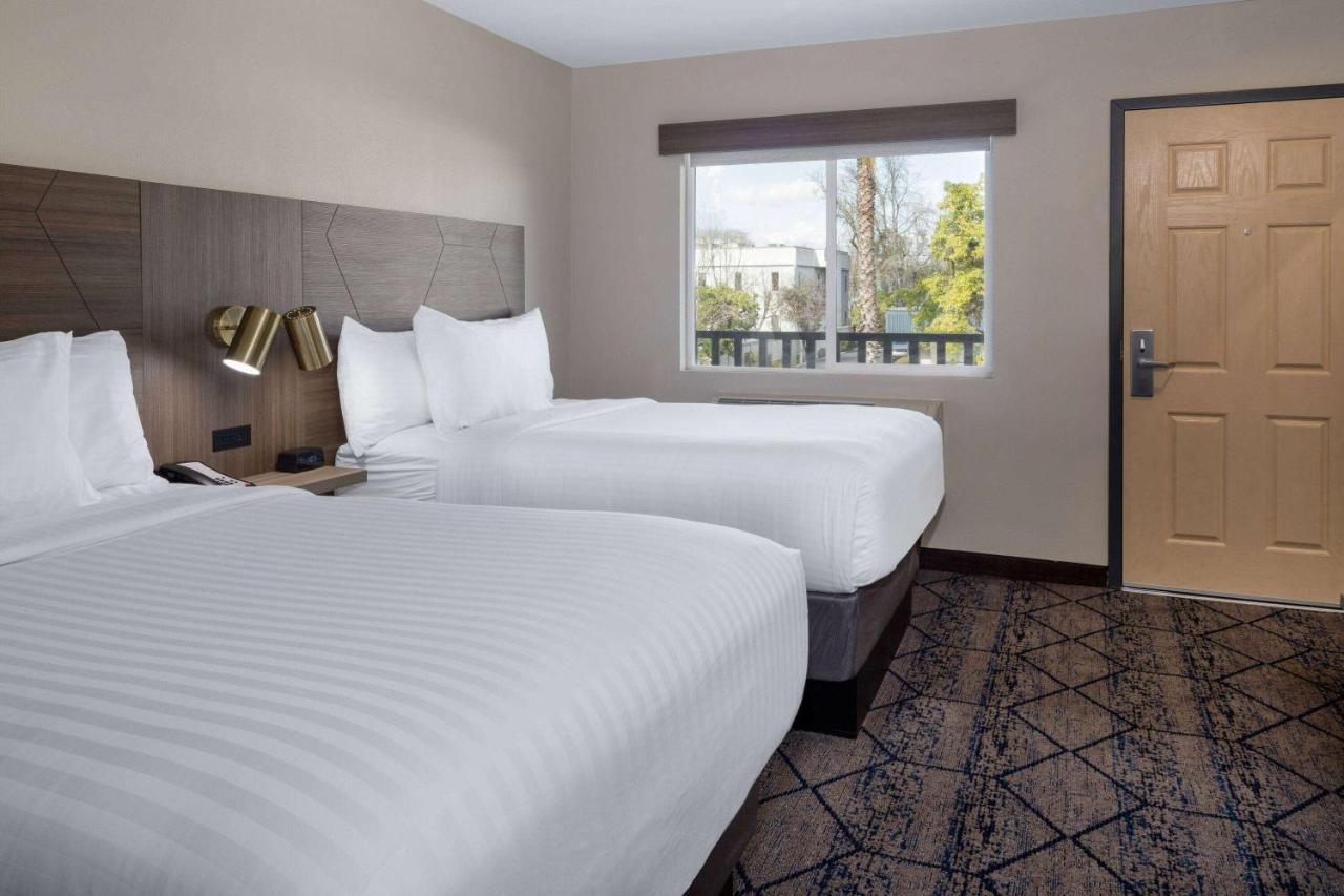 Отель Ramada By Wyndham Modesto Yosemite Area Экстерьер фото