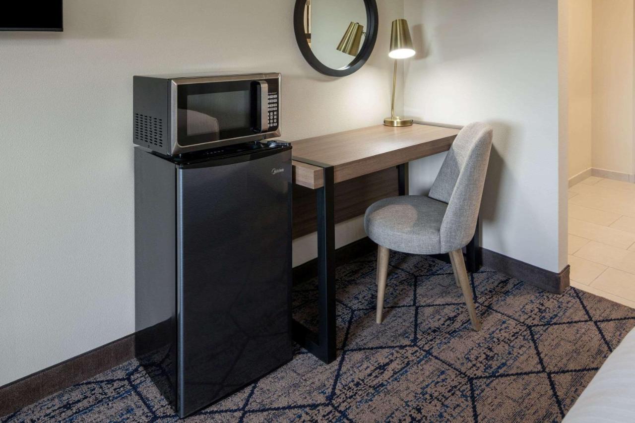 Отель Ramada By Wyndham Modesto Yosemite Area Экстерьер фото