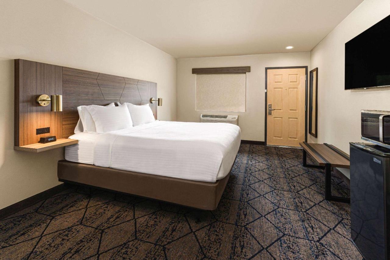 Отель Ramada By Wyndham Modesto Yosemite Area Экстерьер фото