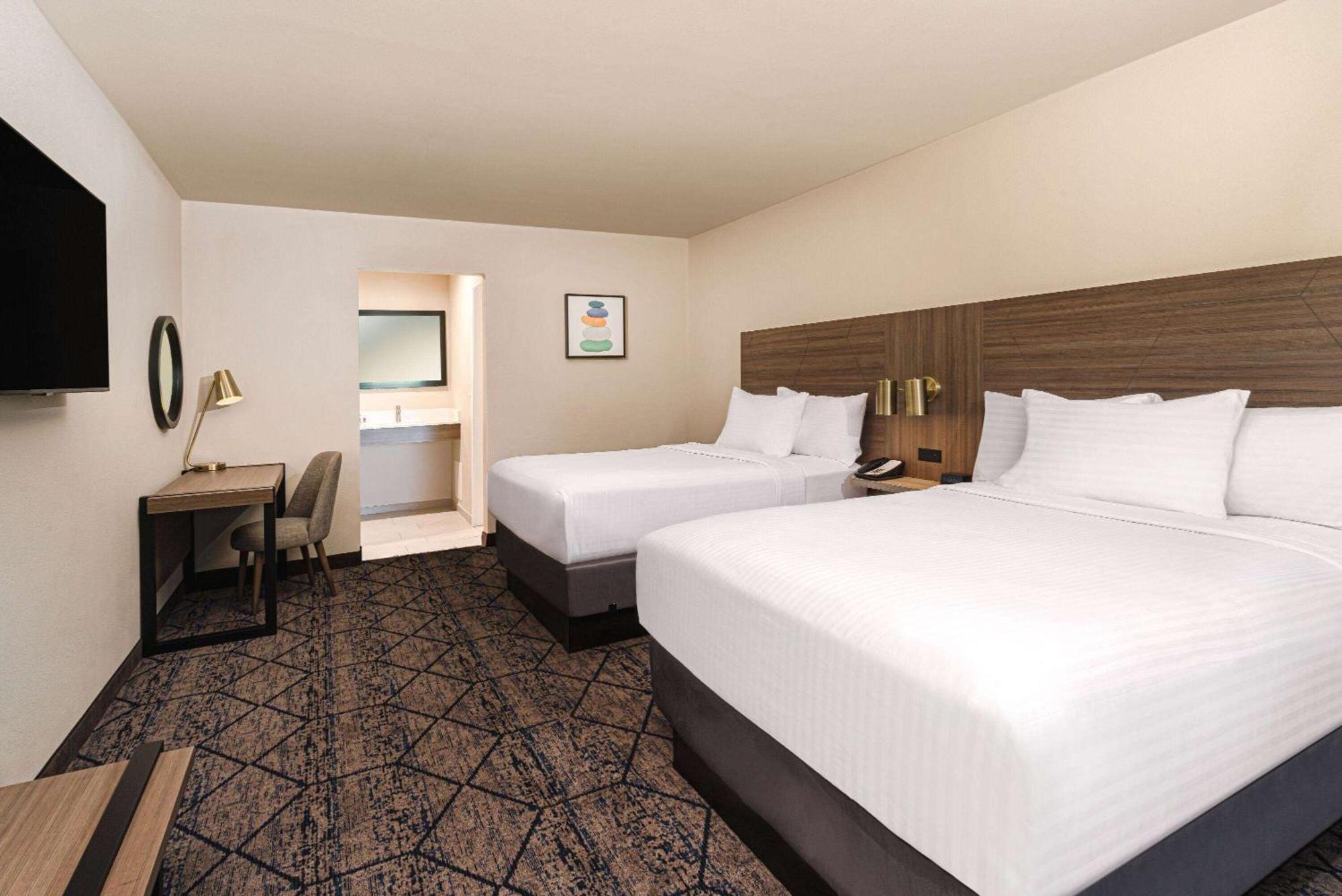 Отель Ramada By Wyndham Modesto Yosemite Area Экстерьер фото
