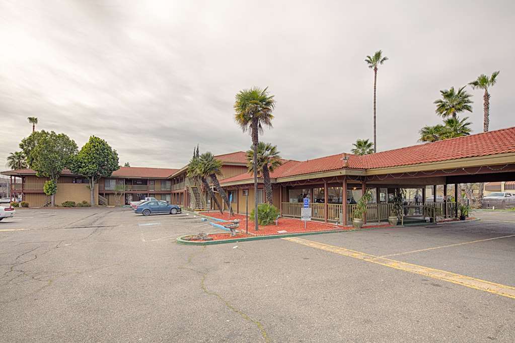 Отель Ramada By Wyndham Modesto Yosemite Area Экстерьер фото