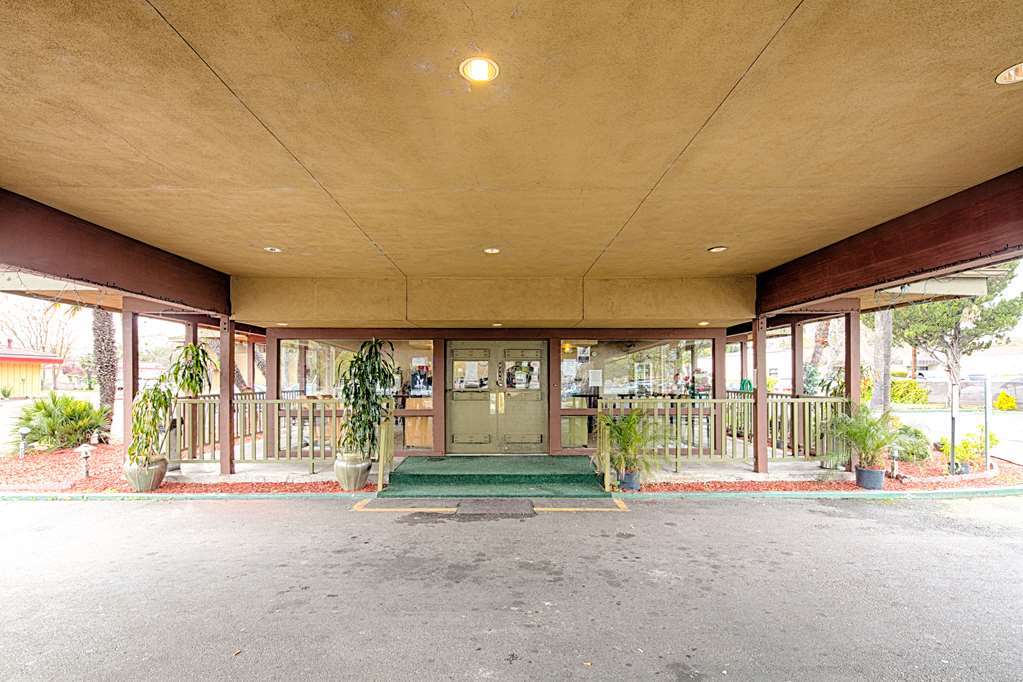 Отель Ramada By Wyndham Modesto Yosemite Area Экстерьер фото
