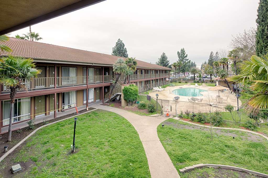 Отель Ramada By Wyndham Modesto Yosemite Area Экстерьер фото