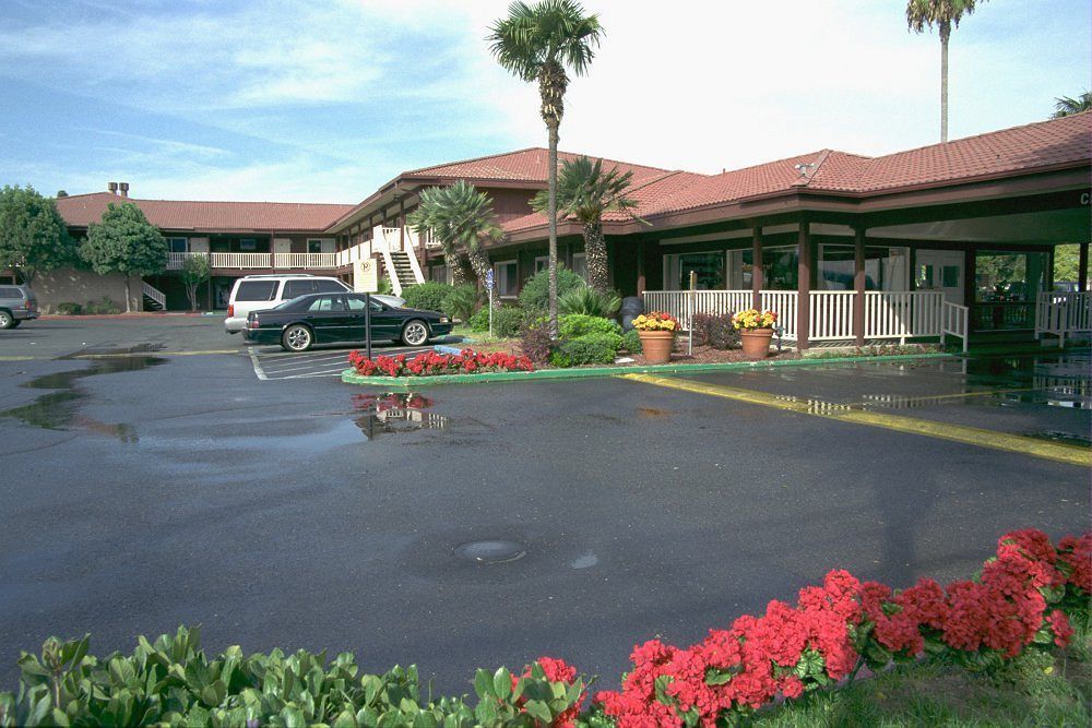 Отель Ramada By Wyndham Modesto Yosemite Area Экстерьер фото