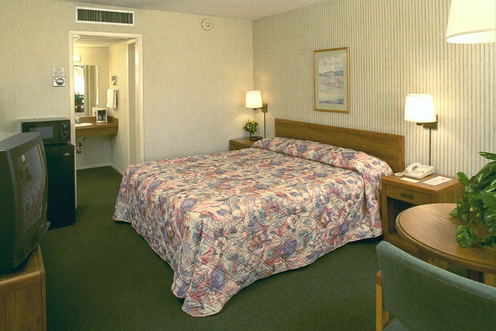 Отель Ramada By Wyndham Modesto Yosemite Area Экстерьер фото