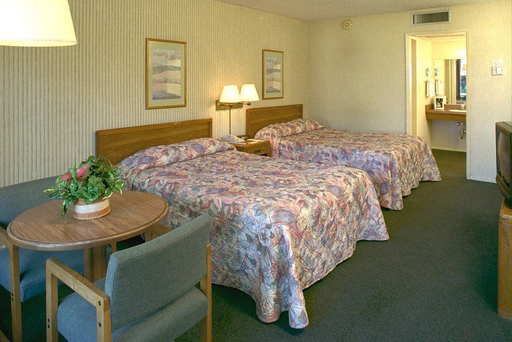 Отель Ramada By Wyndham Modesto Yosemite Area Экстерьер фото