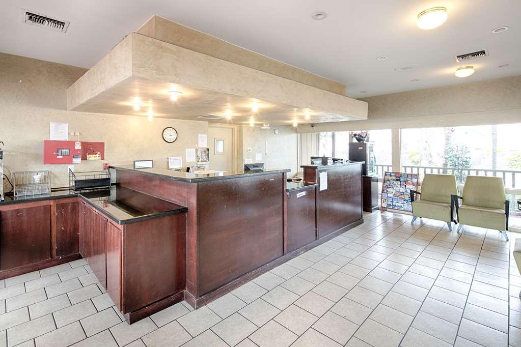 Отель Ramada By Wyndham Modesto Yosemite Area Интерьер фото