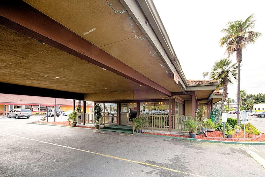Отель Ramada By Wyndham Modesto Yosemite Area Экстерьер фото