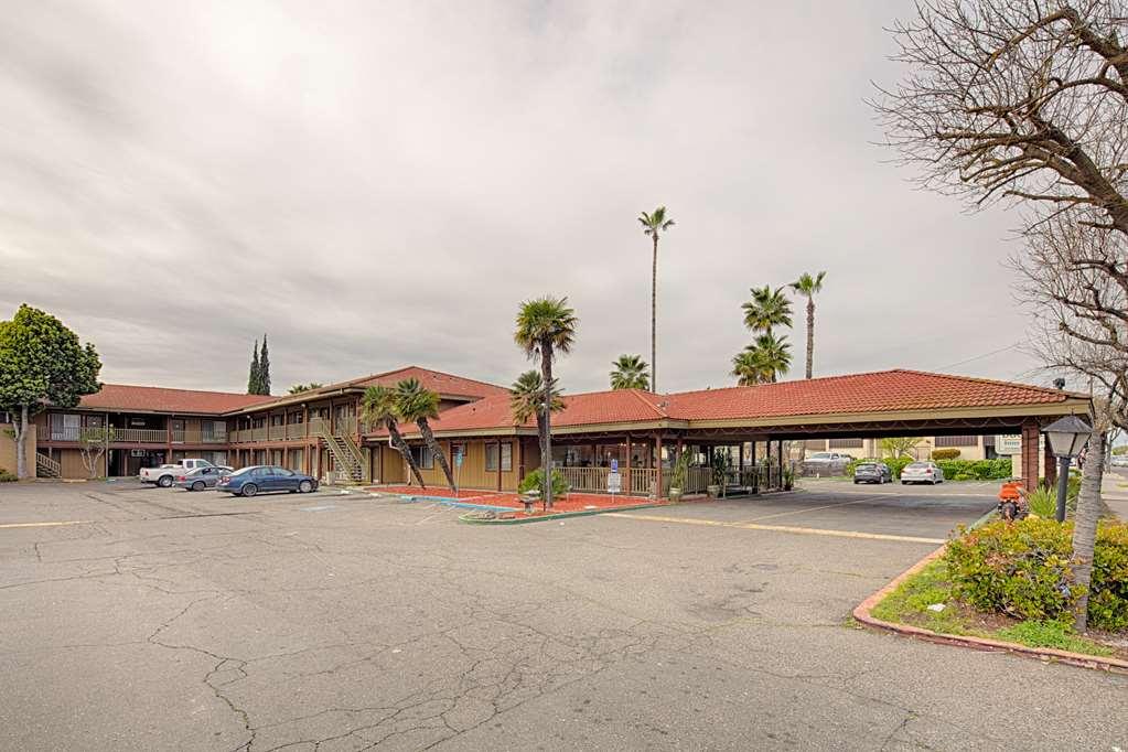 Отель Ramada By Wyndham Modesto Yosemite Area Экстерьер фото